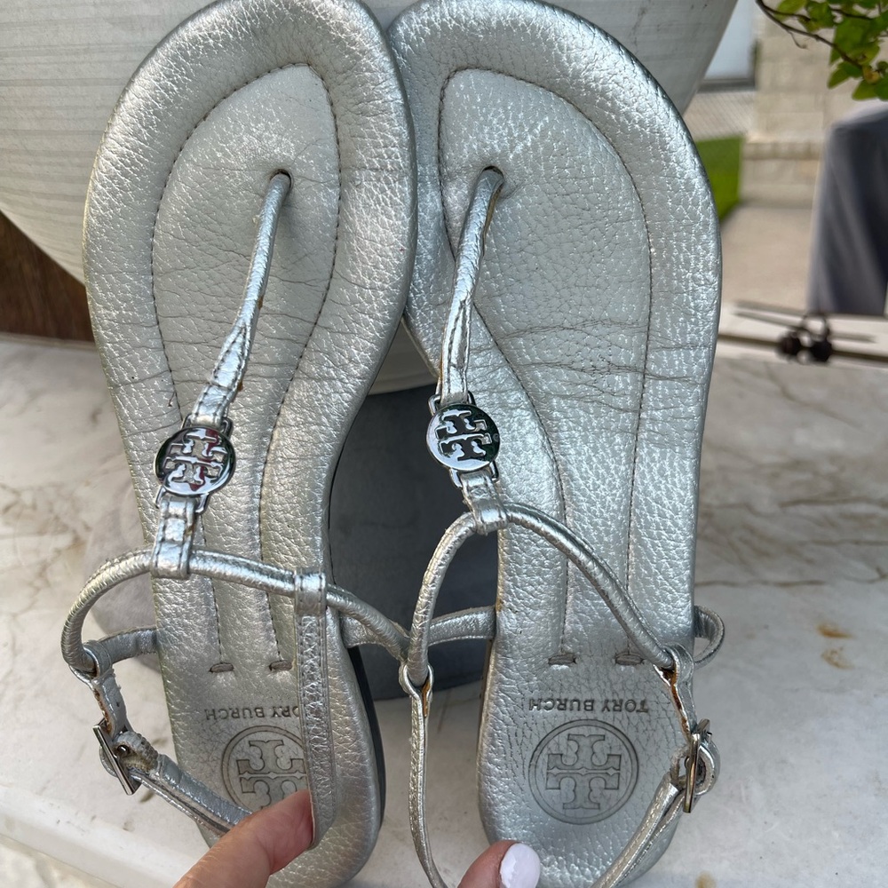 Tory Burch | Emmy Flat Thong Sandals in Metallic Silver Size 6